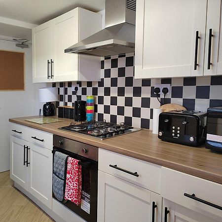 Granville 5Br Townhouse - Ideal For Groups, Families Or Contractors By Suitely เชลเทนแฮม ภายนอก รูปภาพ