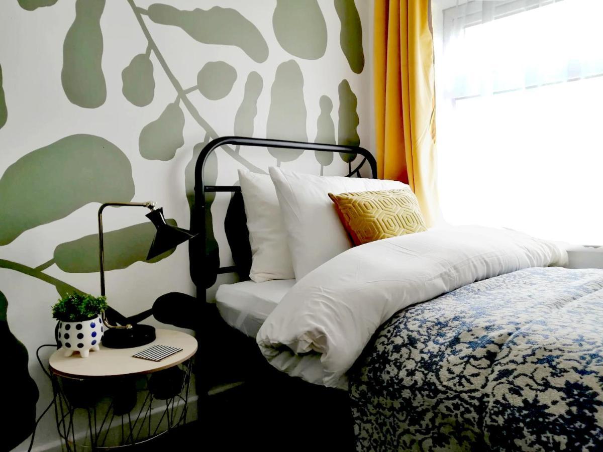 Granville 5Br Townhouse - Ideal For Groups, Families Or Contractors By Suitely เชลเทนแฮม ภายนอก รูปภาพ